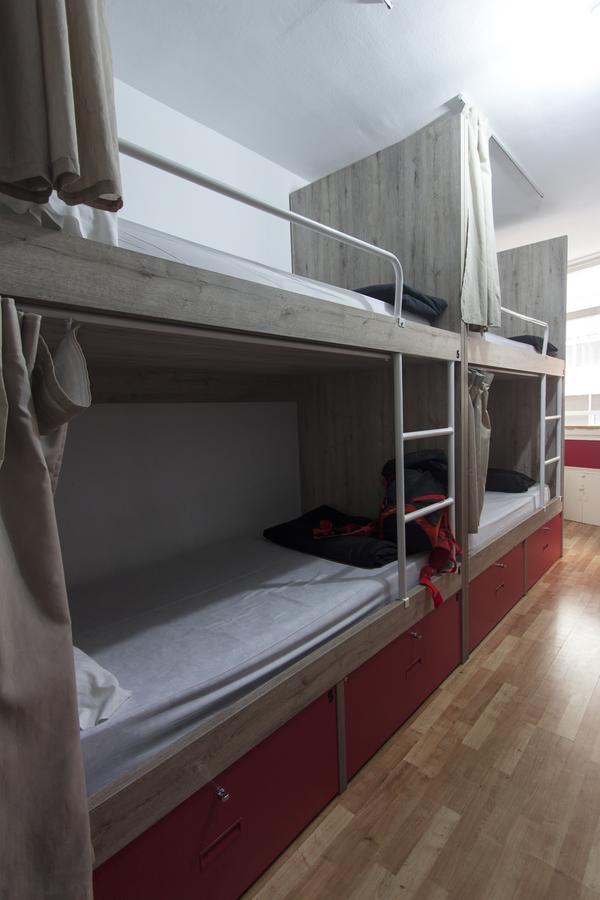 Break N Bed Hostel Barcelona Exterior photo